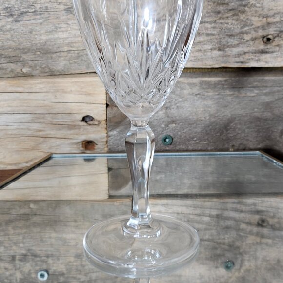 Oneida Blown Glass Crystal Wine Glass - Lucia - Leaded Crystal. - Picture 2 of 5